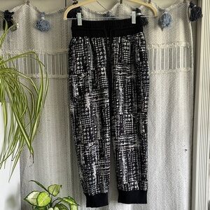 🌸Angie Black and White Patterned Capris